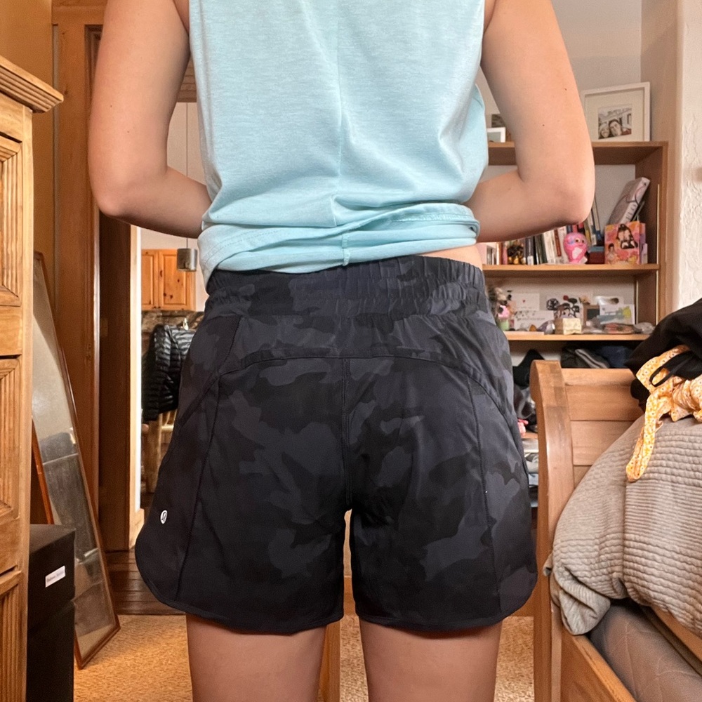 Lululemon Hotty Hot Low-Rise Lined Short 4” Black Camo size 4